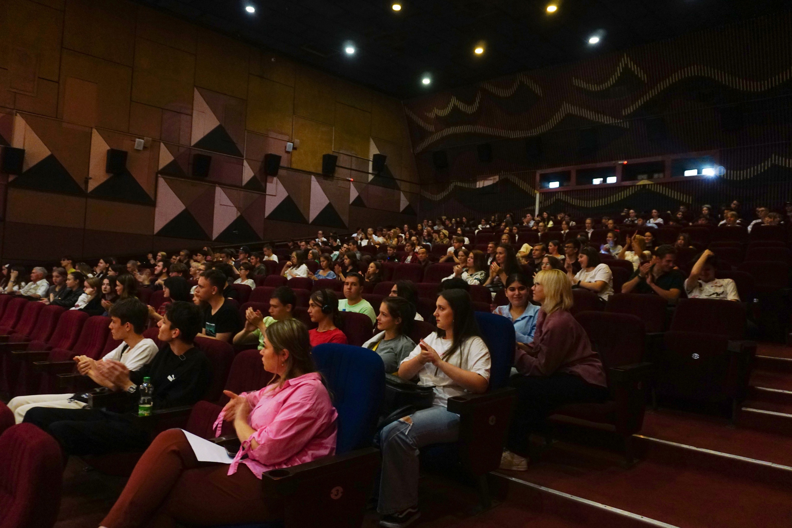 В Новороссийске состоялась премьера документального фильма «Донбасс.  Истерзанное сердце России» :: Главные новости :: Новости :: О городе -  Администрация и городская Дума муниципального образования город-герой  Новороссийск