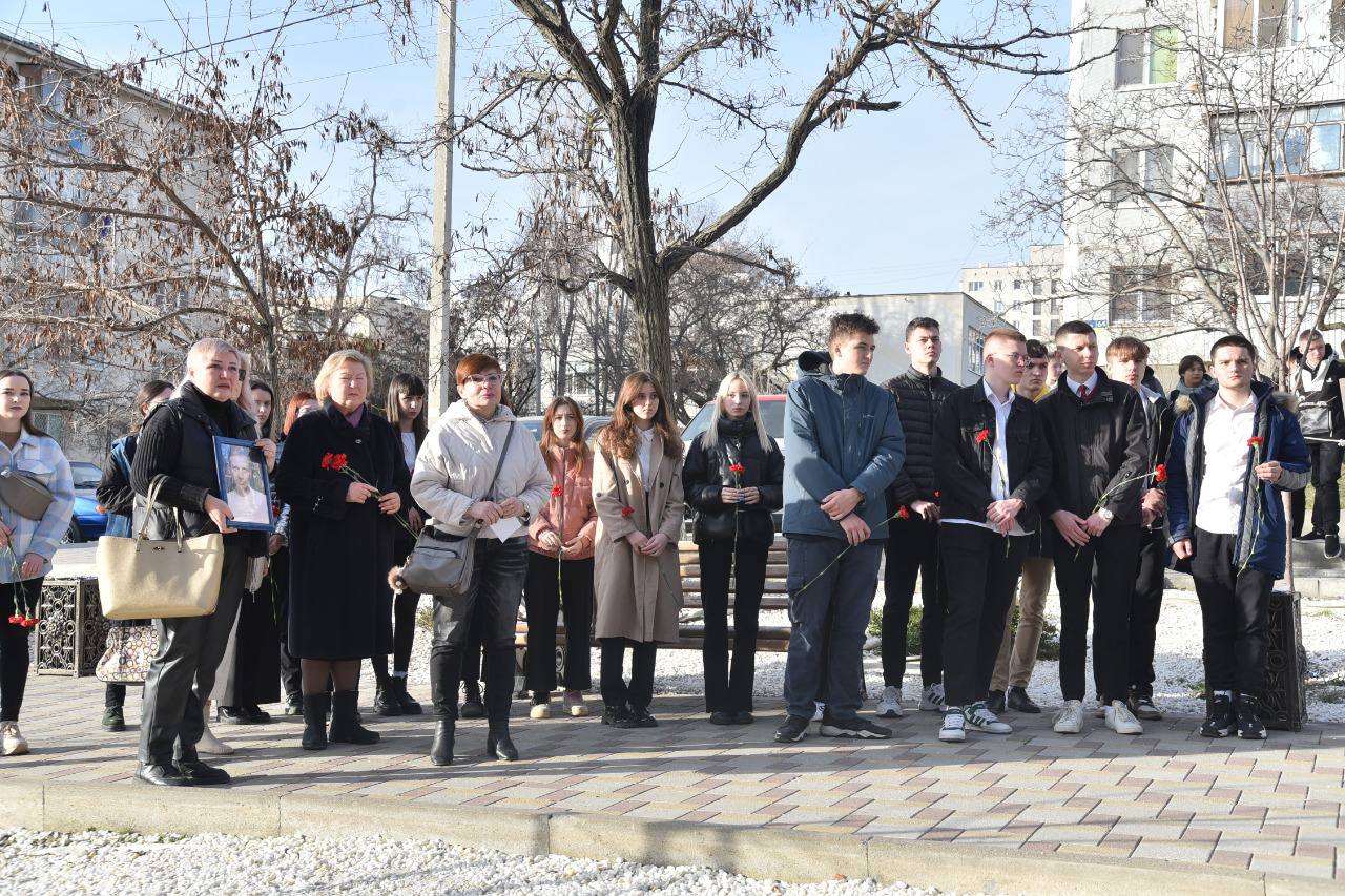 В Южном районе установили мемориальную доску в память о герое СВО ::  Новости :: Южный район :: Внутригородские районы :: Подразделения -  Администрация и городская Дума муниципального образования город-герой  Новороссийск