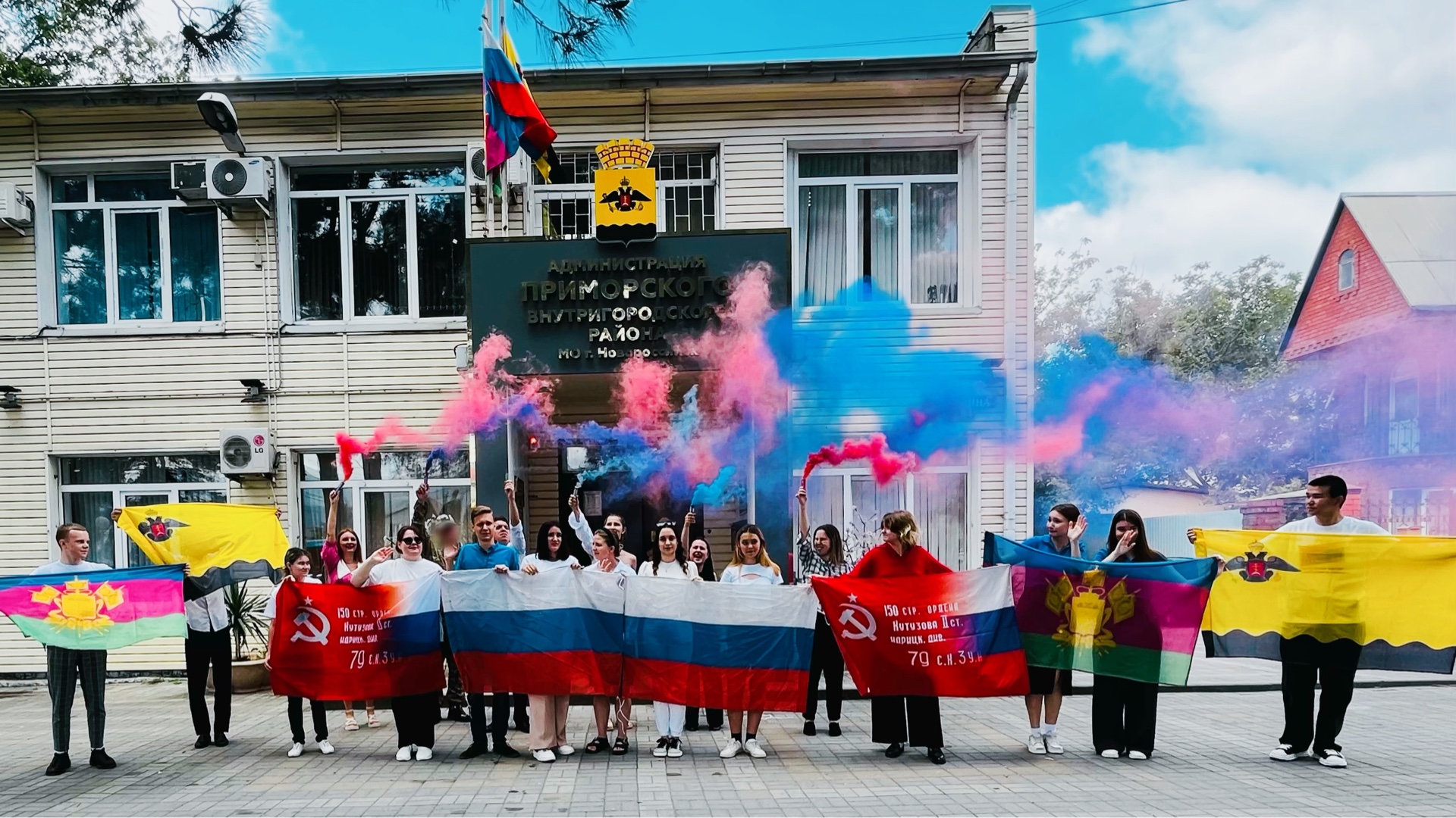 Яркая и патриотичная акция сплотила молодёжных лидеров, героев СВО,  волонтеров и сотрудников Приморского района под лозунгом: «Я — Россия!» ::  Новости :: Приморский район :: Внутригородские районы :: Подразделения -  Администрация и