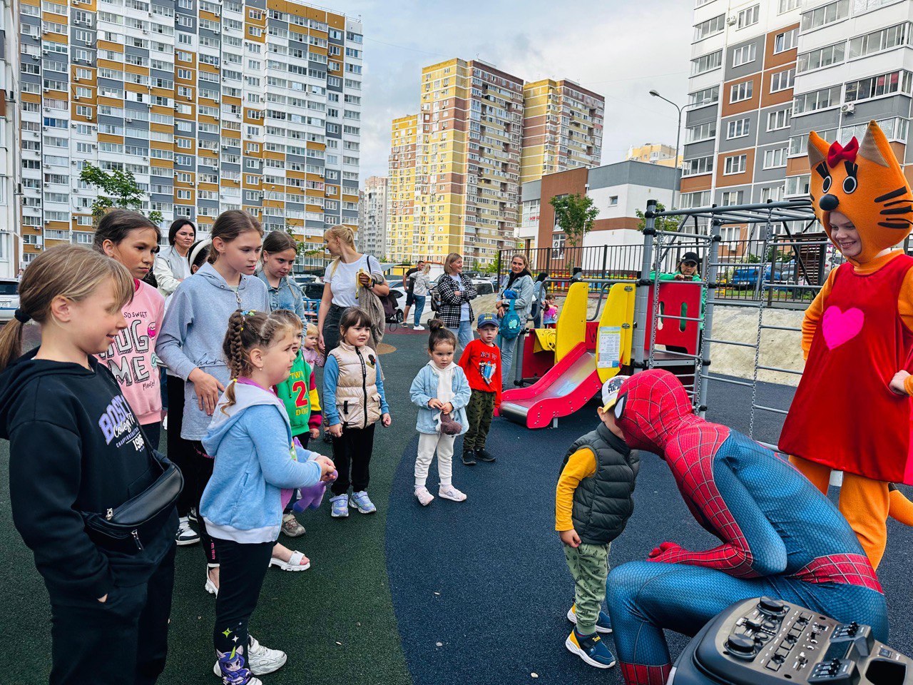 Для маленьких жителей Южного района начала работу летняя площадка по улице  Удалова, 5 :: Новости :: Южный район :: Внутригородские районы ::  Подразделения - Администрация и городская Дума муниципального образования  город-герой Новороссийск