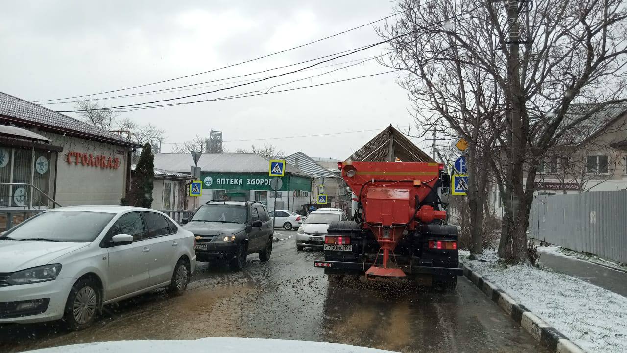 В Новороссийске готовятся к ухудшению погодных условий: на дороги вышла  специализированная техника :: Главные новости :: Новости :: О городе -  Администрация и городская Дума муниципального образования город-герой  Новороссийск