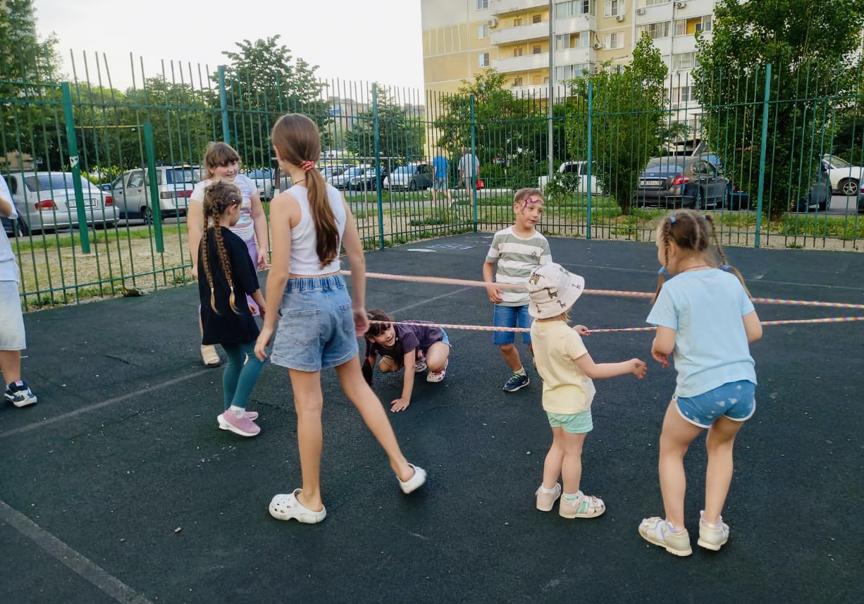 С первых дней работы вожатых молодежные площадки стали местом притяжения  детей и подростков :: Новости :: Приморский район :: Внутригородские районы  :: Подразделения - Администрация и городская Дума муниципального  образования город-герой Новороссийск