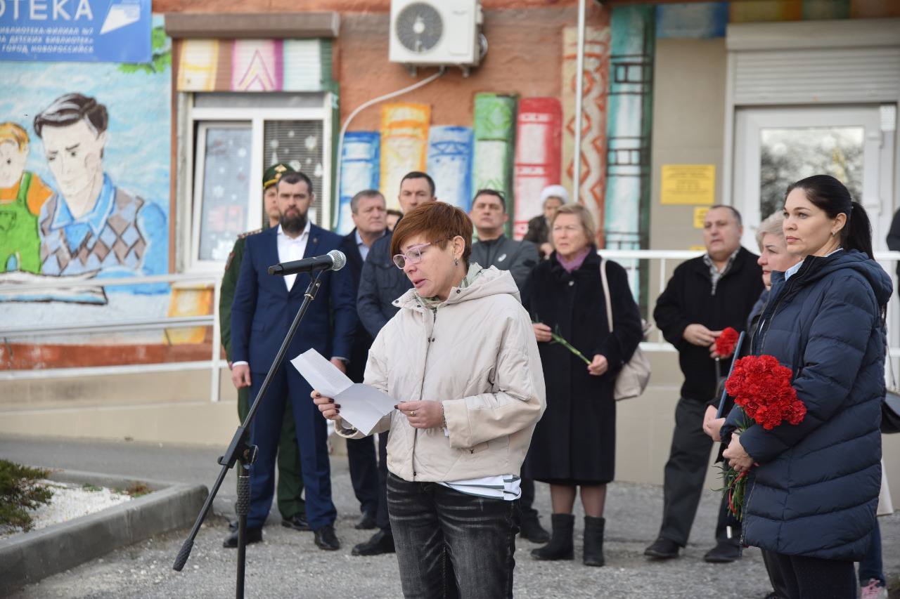 В Южном районе установили мемориальную доску в память о герое СВО ::  Новости :: Южный район :: Внутригородские районы :: Подразделения -  Администрация и городская Дума муниципального образования город-герой  Новороссийск