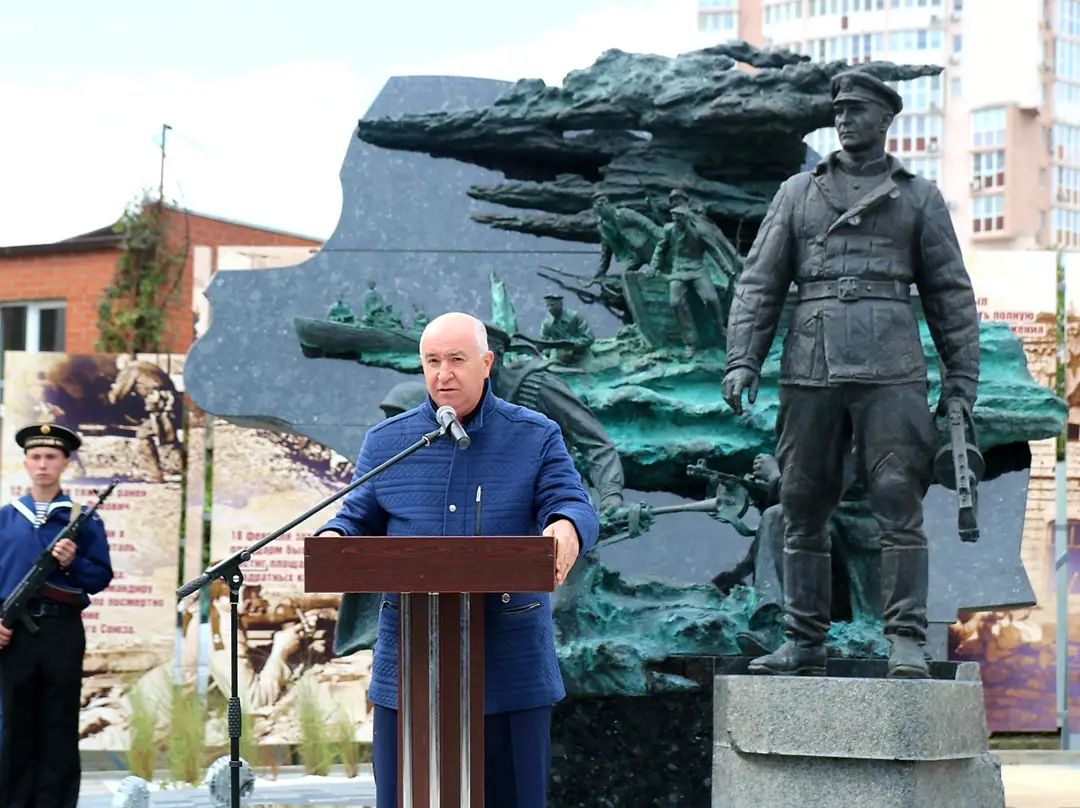 Памятник легендарному майору Цезарю Куникову открыли в Южном районе  Новороссийска :: Новости :: Южный район :: Внутригородские районы ::  Подразделения - Администрация и городская Дума муниципального образования  город-герой Новороссийск