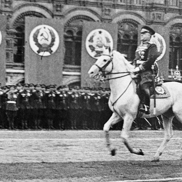 Фото жукова на параде победы 1945 на коне